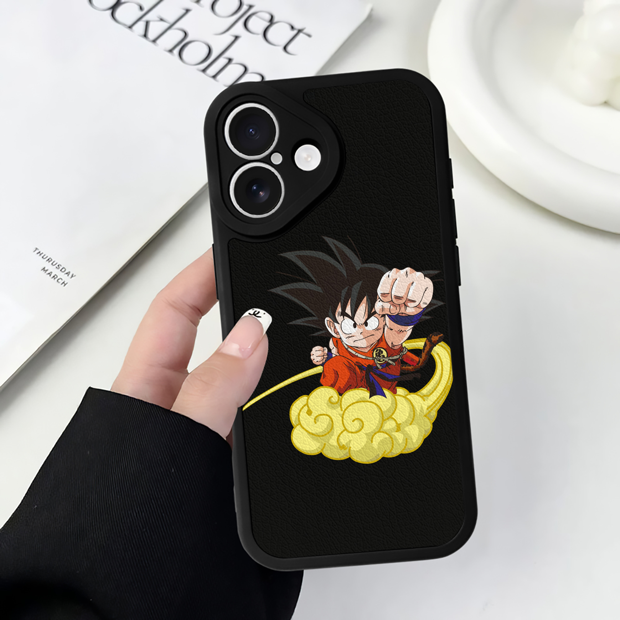 （画像用） ドラゴンボール 孫悟空（そん ごくう）Son Goku カカロット DRAGON BALL Kakarotto 【iPhone 16シリーズ対応】シリコンスマホケース（レザー調） 材質：シリコン